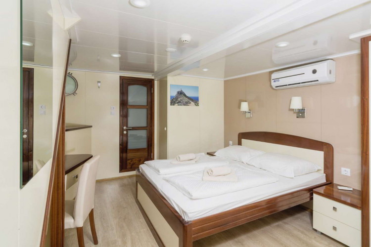 Mystic 19 cabins 40 pax Trogir 100