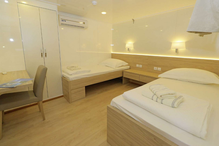 Relax 19 cabins 40 pax Trogir 72