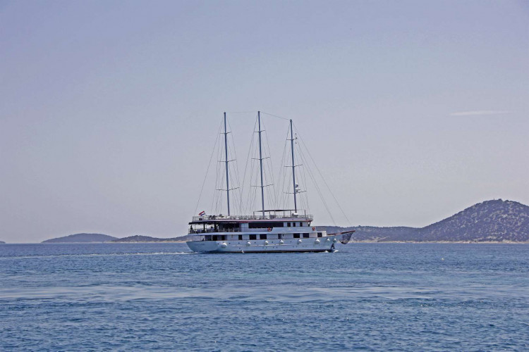 Voyage 18 cabins 38 pax Zadar 3