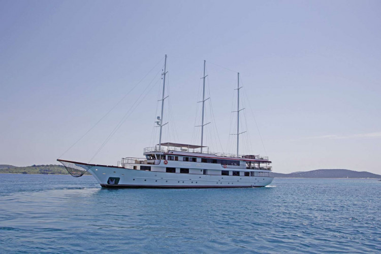 Voyage 18 cabins 38 pax Zadar 40